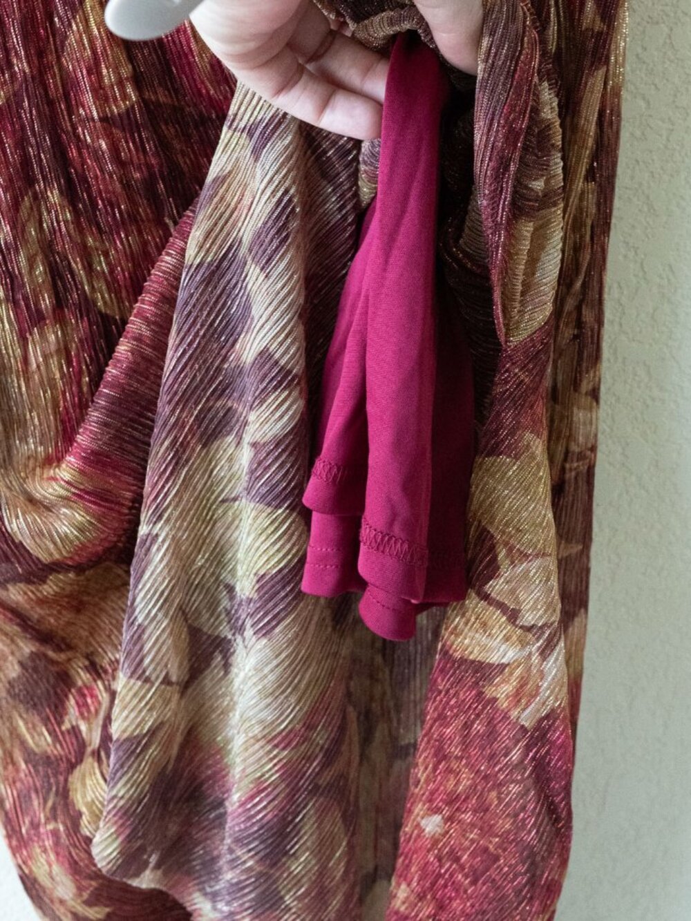 VICI Burgundy Floral Metallic Gold Pleated Maxi Dress XS Deep V Neck Slit - Picture 10 of 15